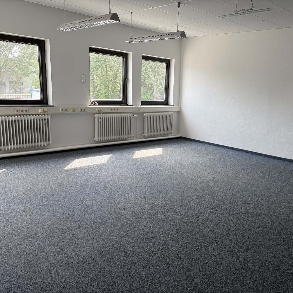 Büroraum mit Fensterband im Objekt Arsterdamm 72 in Bremen