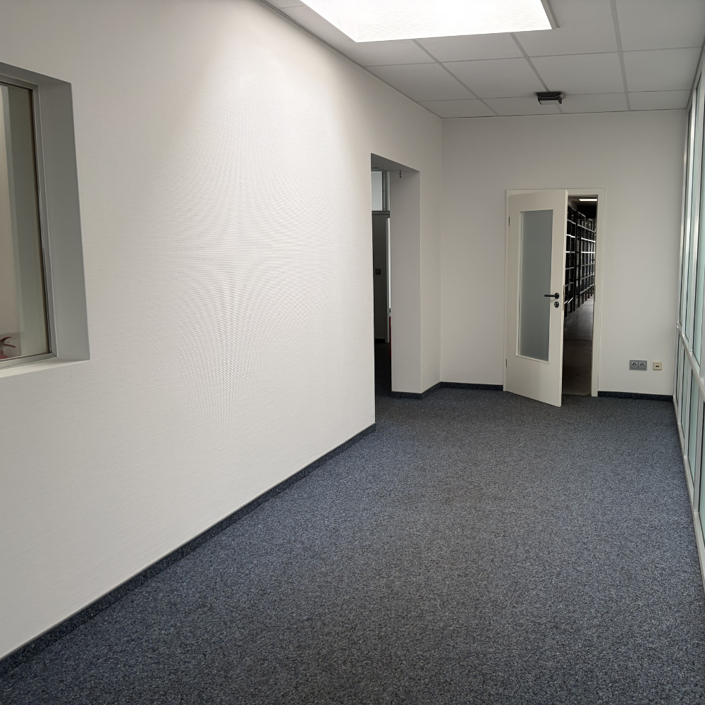 Flur mit Zugang zu den Büroräumen im Objekt Arsterdamm 72 in Bremen