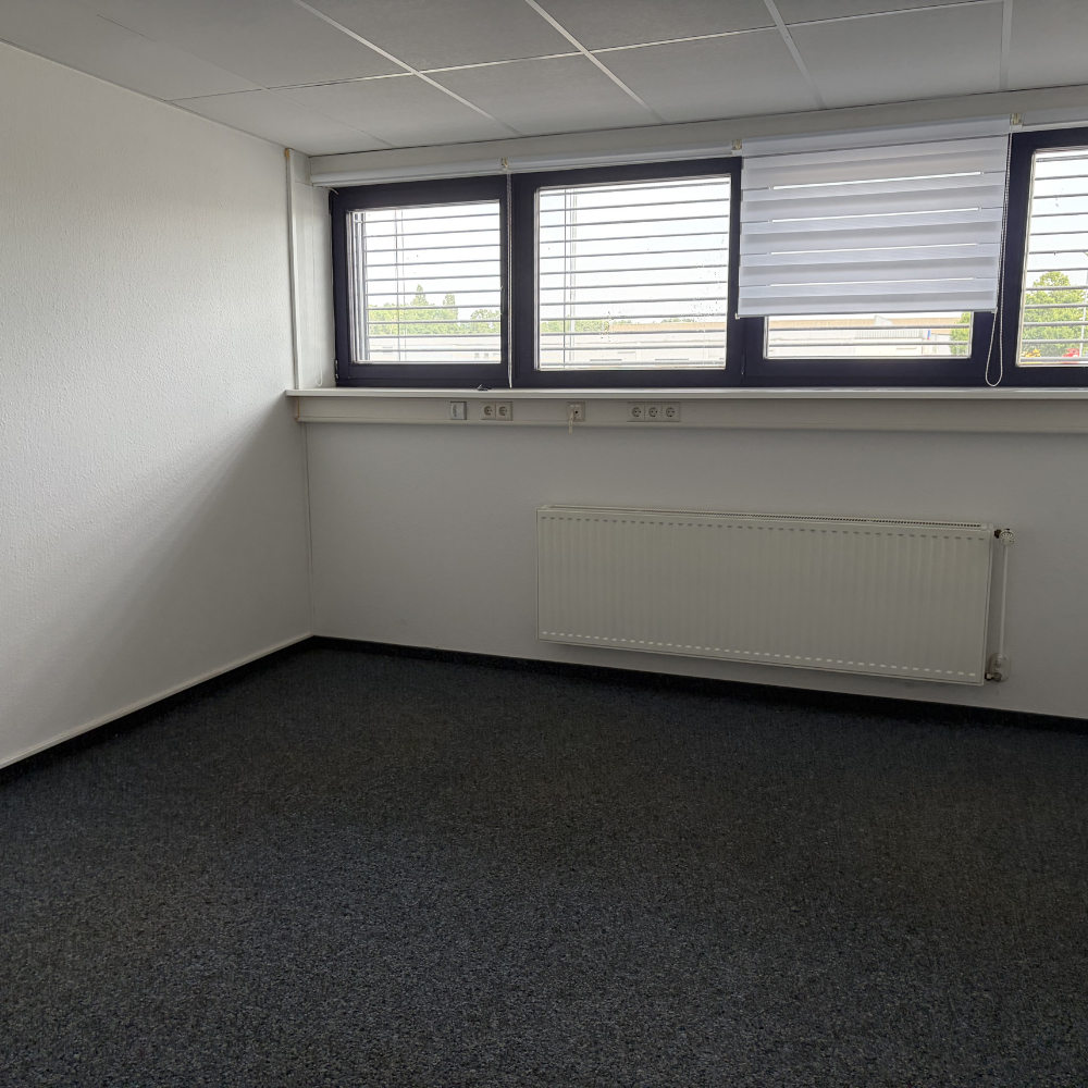 Heller Büroraum mit Fensterfront im Objekt Arsterdamm 72 in Bremen
