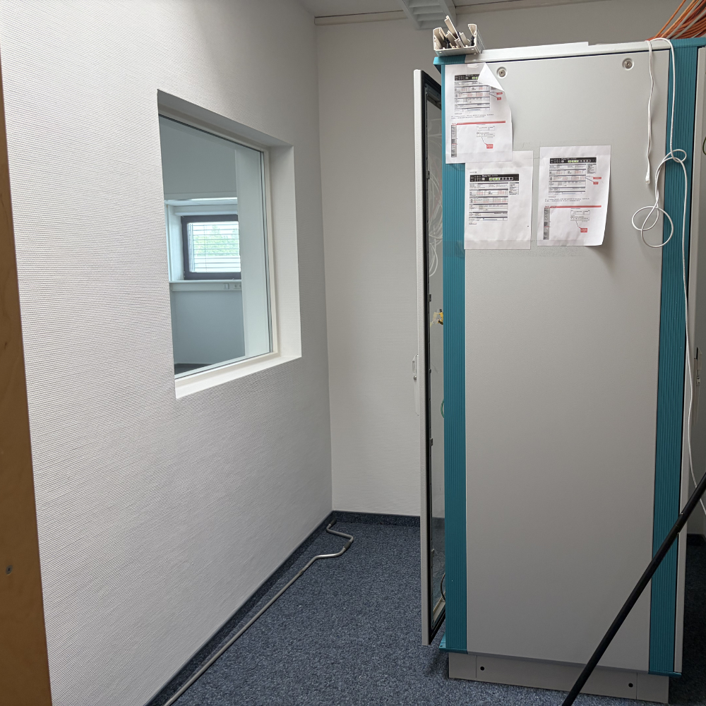 Serverraum mit CAT-7-Verkabelung im Objekt Arsterdamm 72 in Bremen